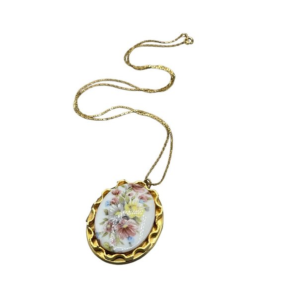 Vintage Floral Locket Gold Tone Necklace Oval Picture Holder Keepsake Floral - Picture 1 of 8